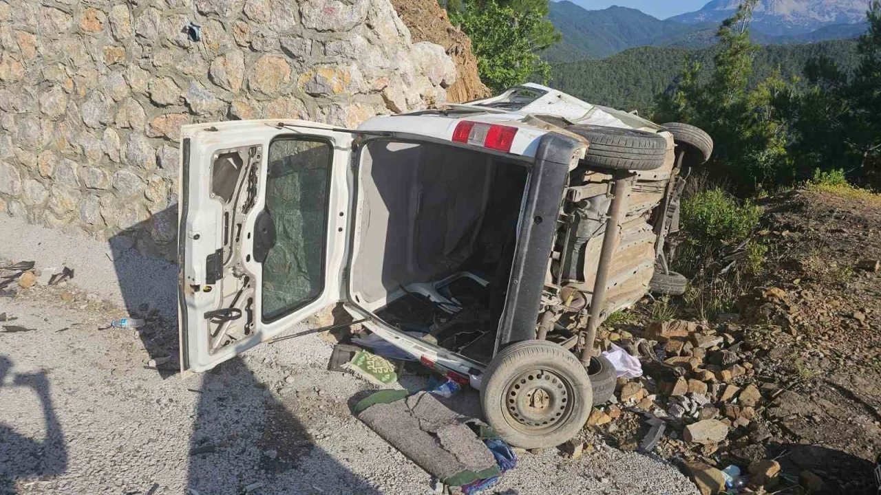 Manavgatta hafif ticari araç devrildi, sürücü ağır yaralandı