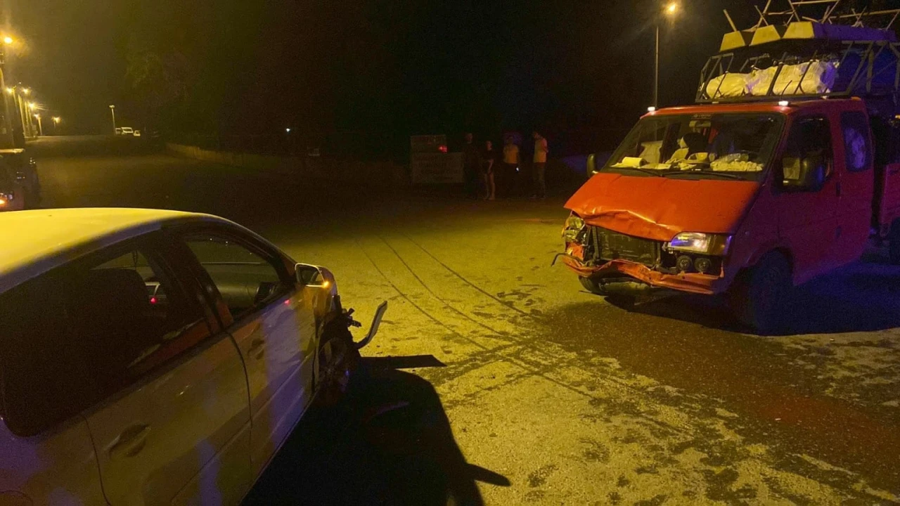 Manavgatta kamyonetle otomobil çarpıştı: 3 yaralı