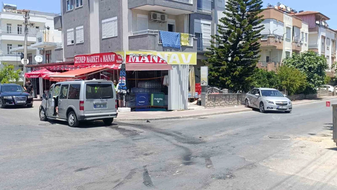 Manavgatta ticari araç ile otomobil çarpıştı: 1 yaralı