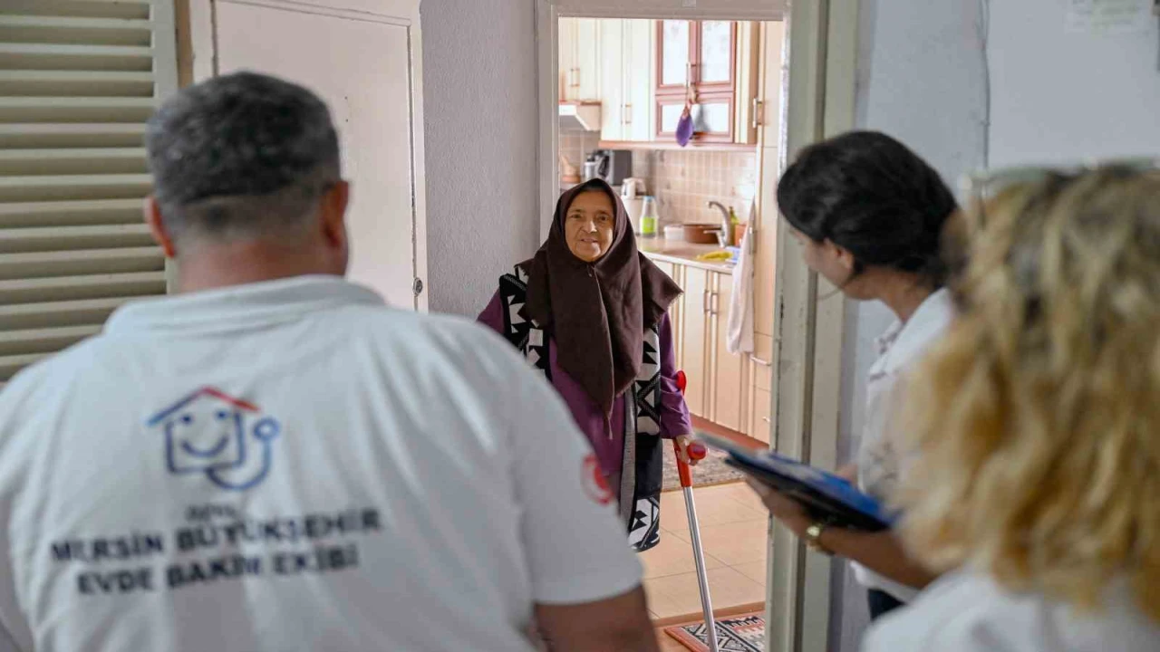 Mersin Büyükşehir Belediyesi, yaşlı vatandaşlara evlat sevgisi ile destek oluyor