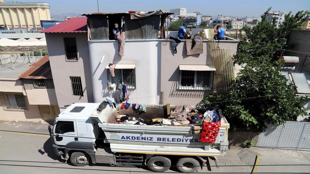 Mersinde bir evden 2 kamyon çöp çıkarıldı