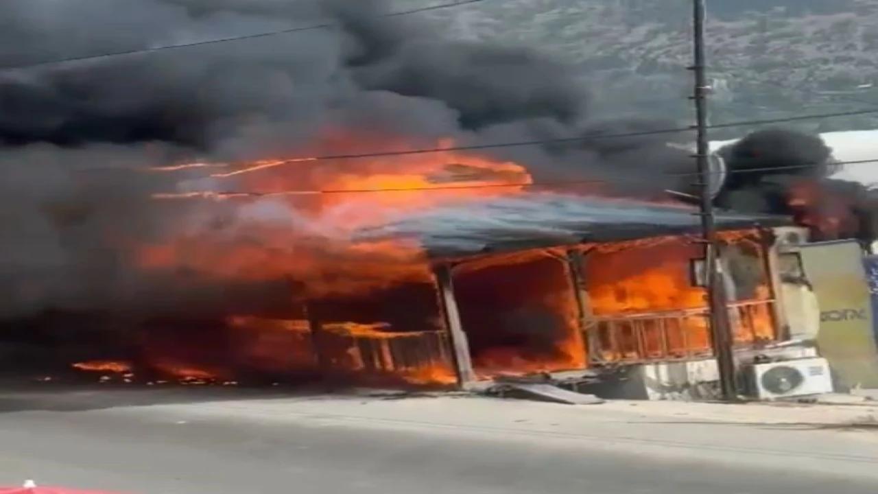 Mersinde çıkan yangınları itfaiye ekipleri söndürdü