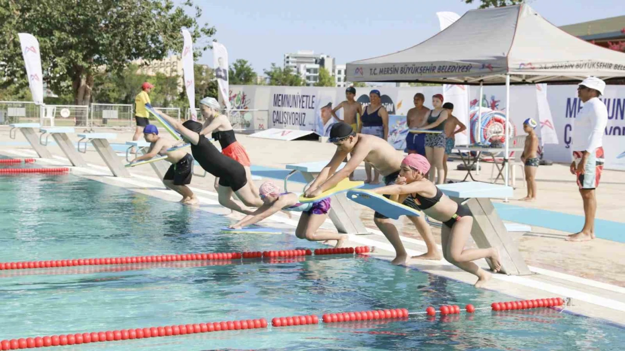 Mersinde çocuklar, hem yüzme öğreniyor hem de eğleniyor
