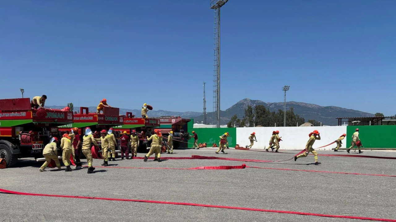 Mersinde göreve yeni başlayan ateş savaşçılarına eğitim veriliyor