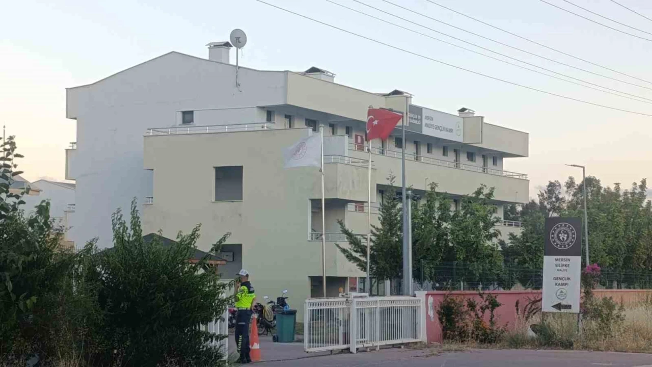 Mersinde kampta denize giren 2 öğrenci hayatını kaybetti