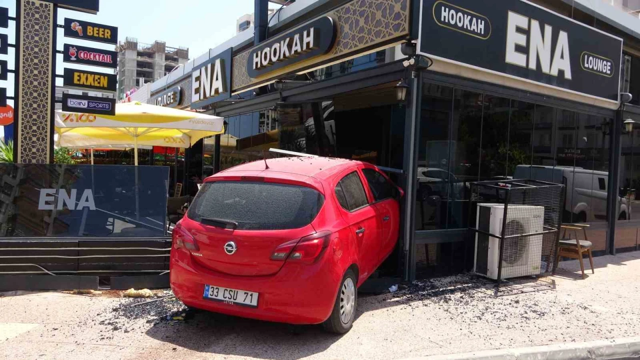 Mersinde kontrolünü kaybeden kadın sürücü aracıyla kafeye daldı