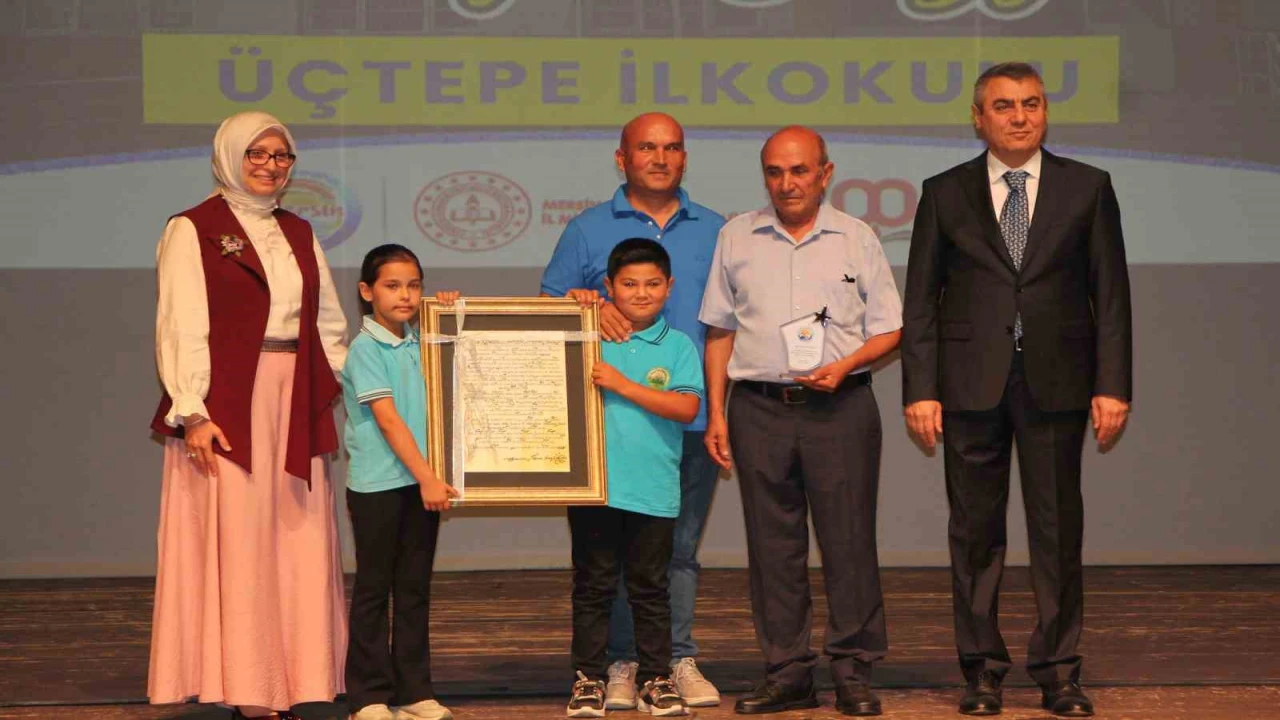 Mersinde okul yaptıran hayırseverlere plaket takdim edildi