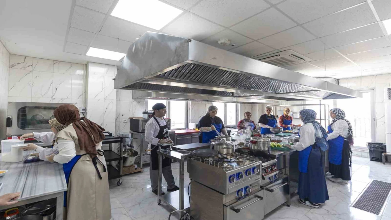 Mersinde sofralara lezzet katacak aşçılar yetişiyor