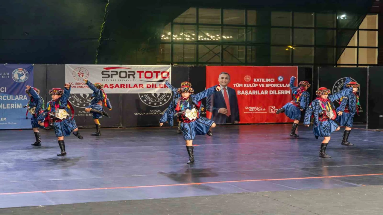 Minikler Türkiye Halk Oyunları Şampiyonası Manavgatta coşkuyla sona erdi