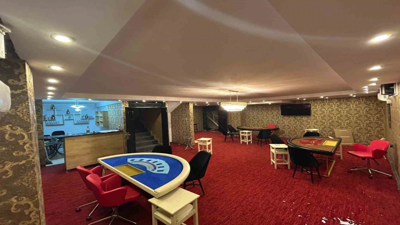 Okul bitişiğinde kumarhane açtılar, tavandan cephanelik çıktı: 5 tutuklama