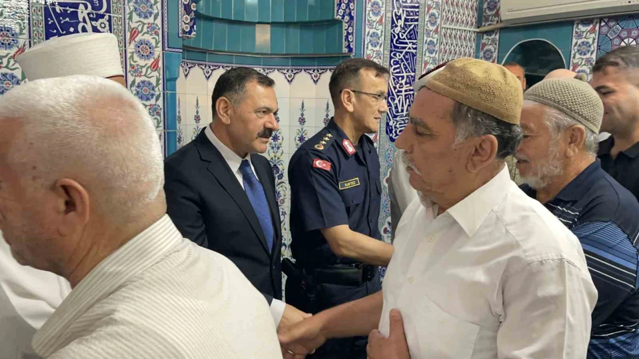 Osmaniyede bayram namazında vatandaşlar camilere akın etti