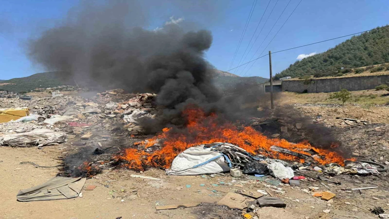 Osmaniyede hurdalıkta çıkan yangın söndürüldü