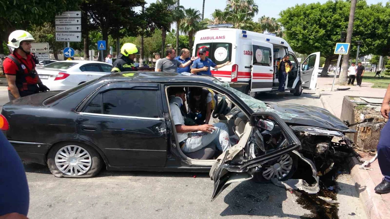 Otomobil ve motosikletler çarpıştı: 1i ağır 3 yaralı
