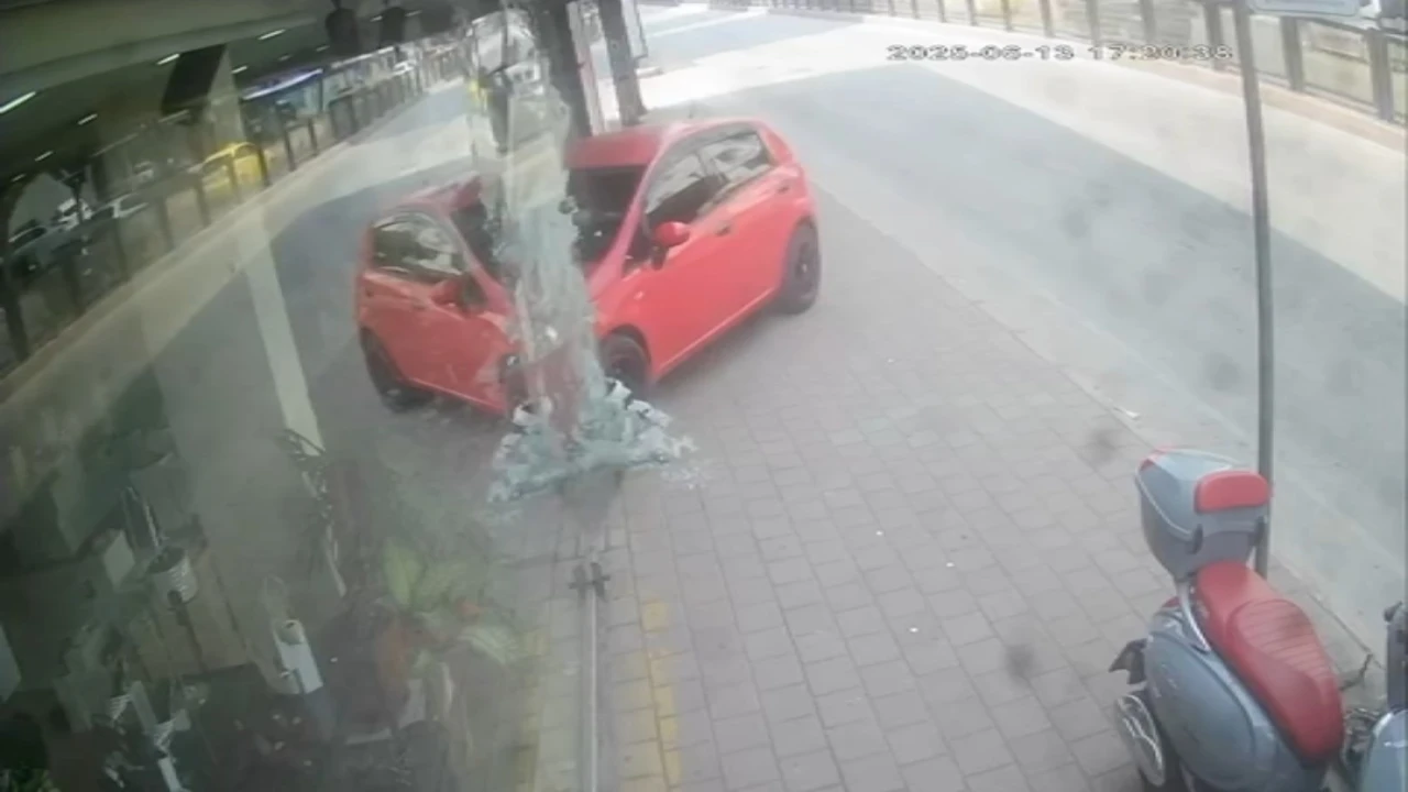 Otomobilin mağazaya daldığı anlar kamerada