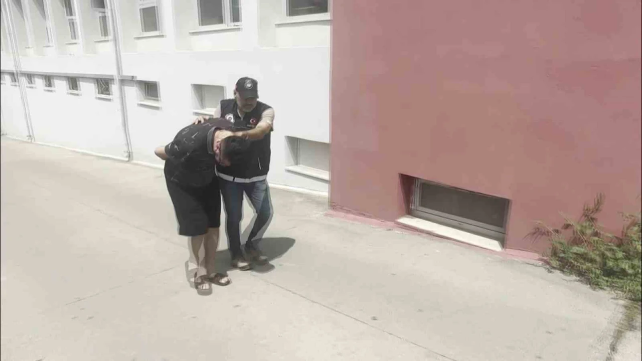 Otomobilinde uyuşturucu satan şüpheli tutuklandı