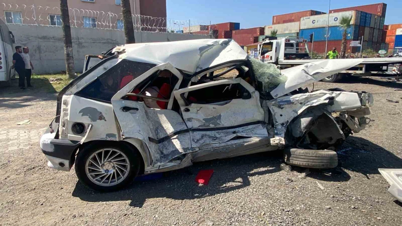 Otomobillerin hurdaya döndüğü kazada 2 kişi yaralandı