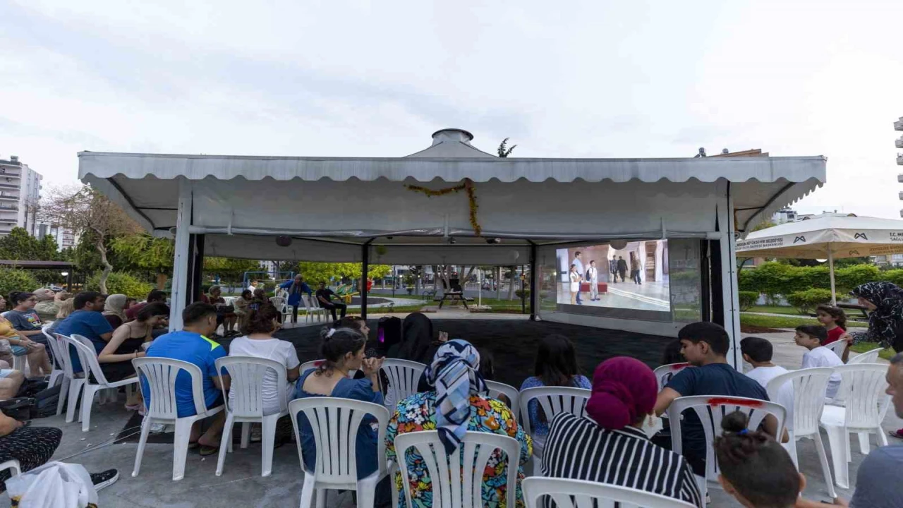 Özel çocuklu aileler açık hava sinemasında buluştu