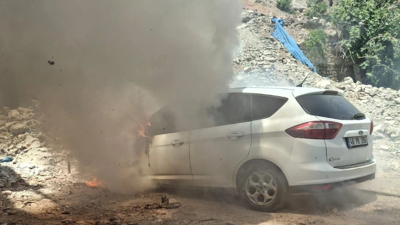 Park halindeki otomobil yandı