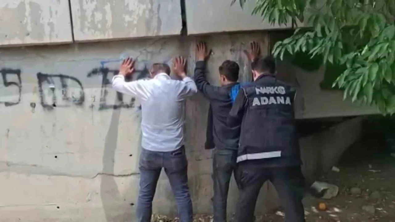Parklar ve köprü altlarında uyuşturucu kullanan 45 kişi yakalandı