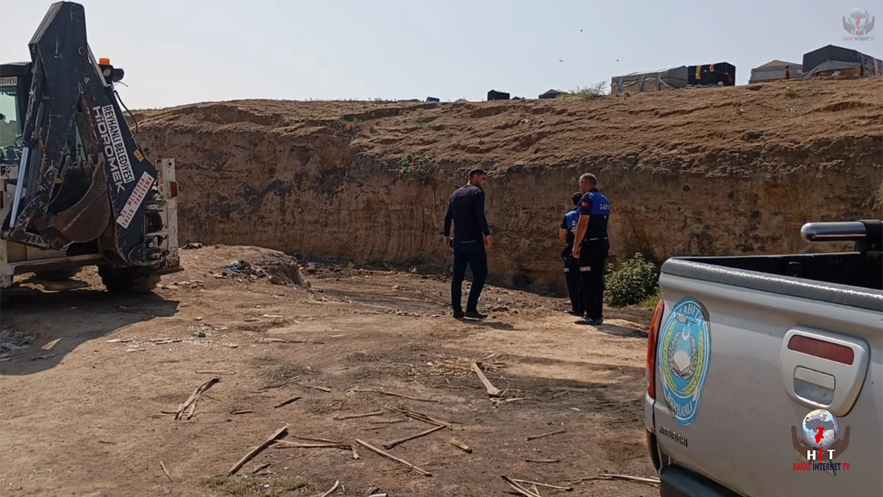 Reyhanlıda açık alana bırakılan kurban atıkları temizlendi