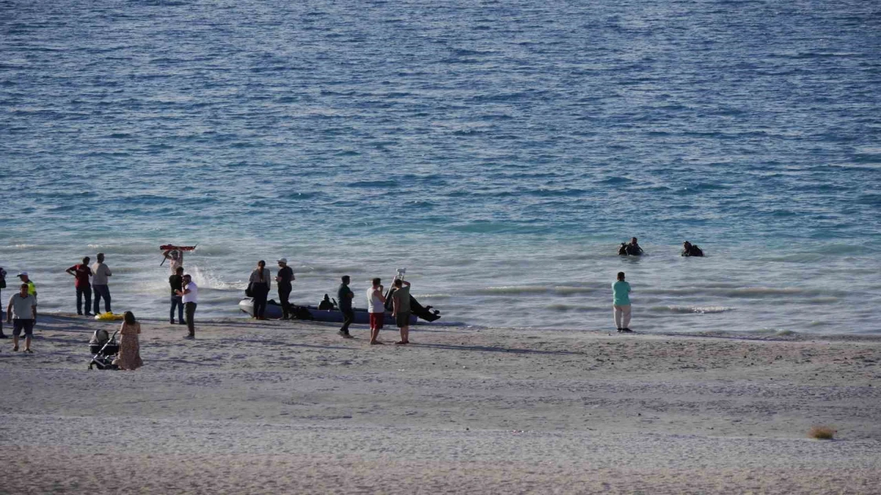 Salda Gölüne giren baba ve oğul boğuldu, kızı vatandaşlar kurtardı