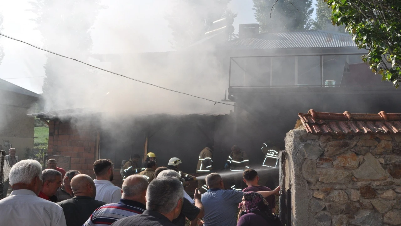 Samanlıkta çıkan yangın paniğe neden oldu