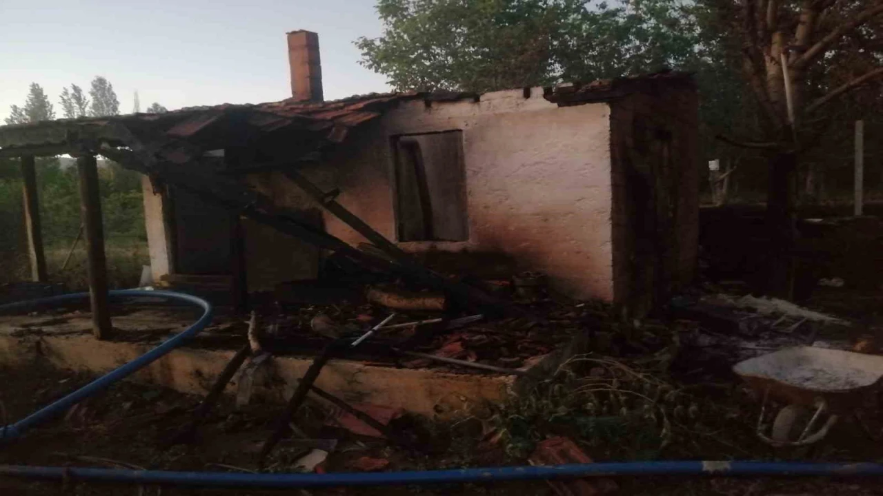 Şarkikaraağaçta bahçe evi yangında kullanılamaz hale geldi