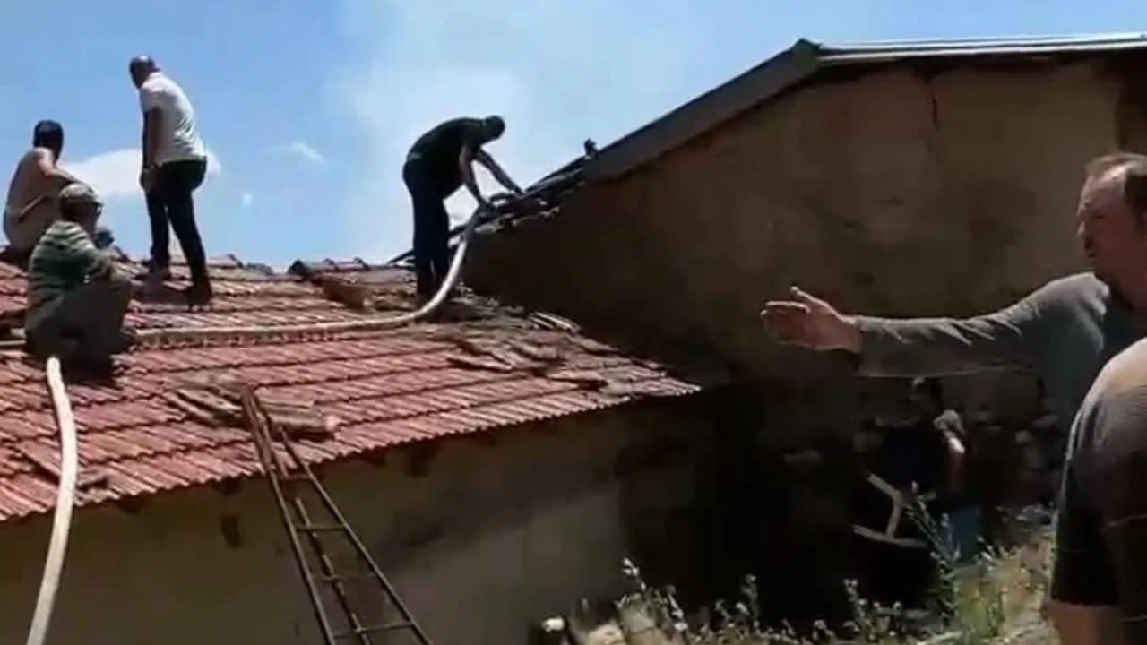 Şarkikaraağaçta bahçe temizliği sırasında çıkan yangında ahır ve samanlık yandı