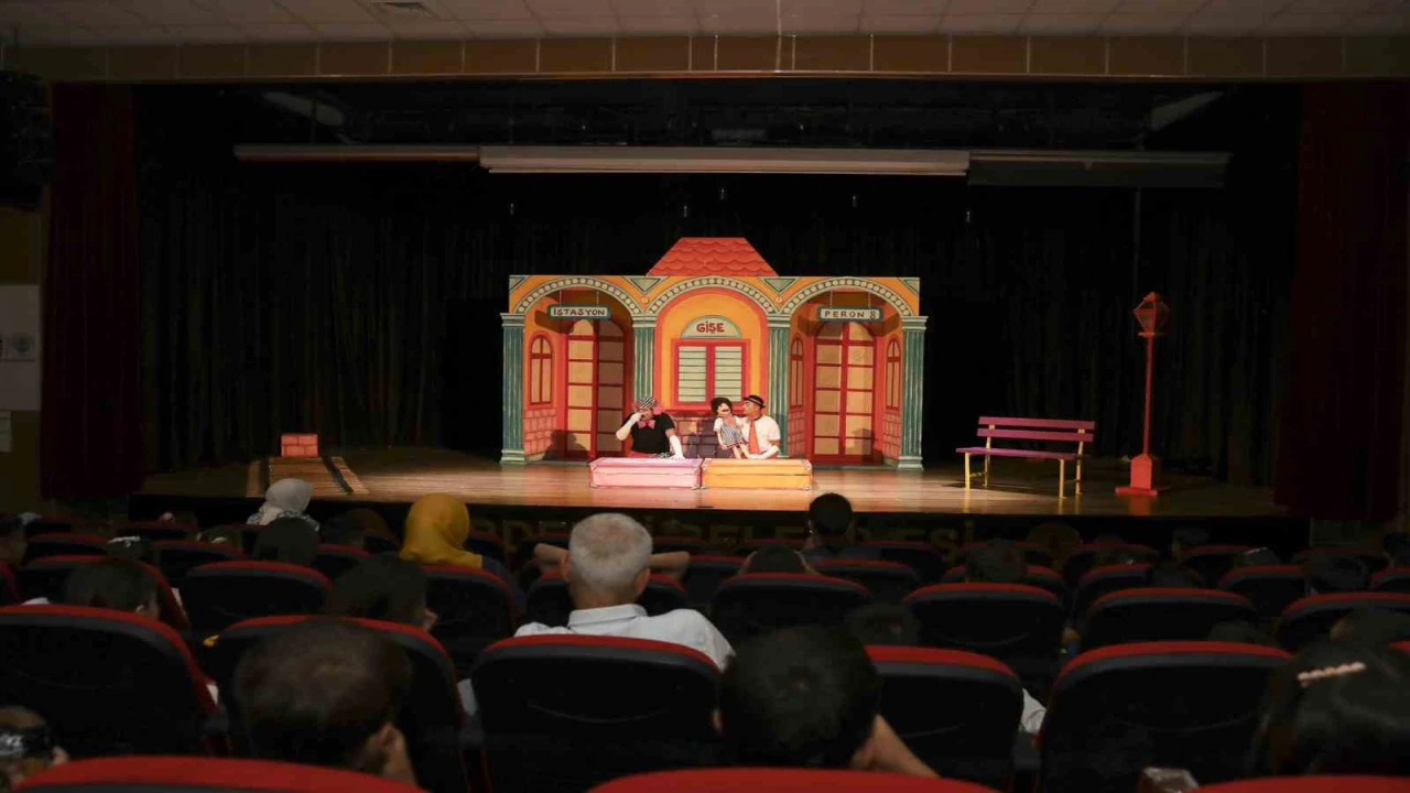 Şehir Tiyatrosu perdelerini Erdemlili çocuklar için açtı