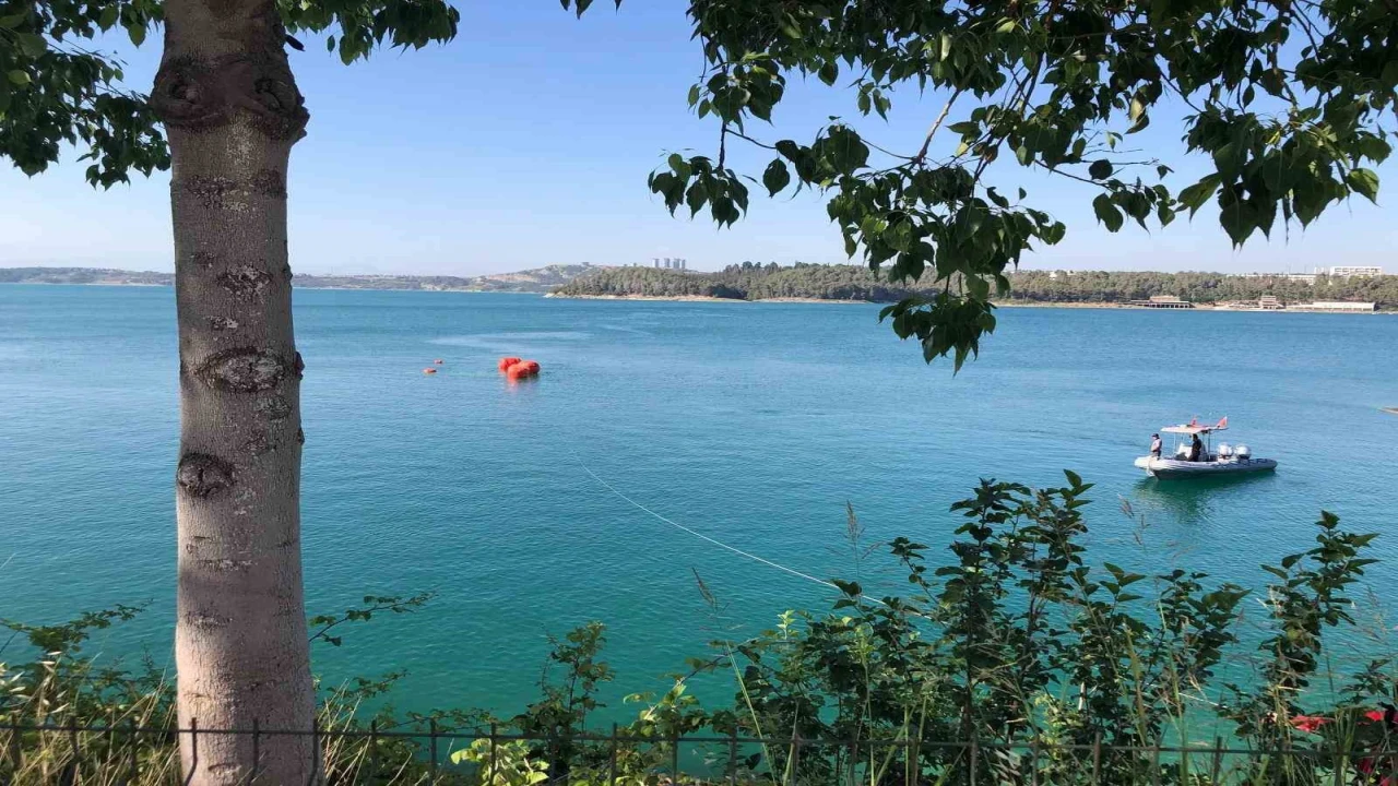 Seyhan Baraj Gölüne düşen yangın söndürme uçağının enkazı çıkartıldı