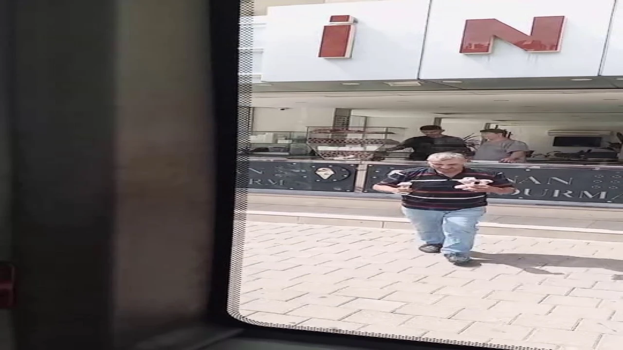 Şoför sıcaktan bunalan çocukları dondurmayla serinletti