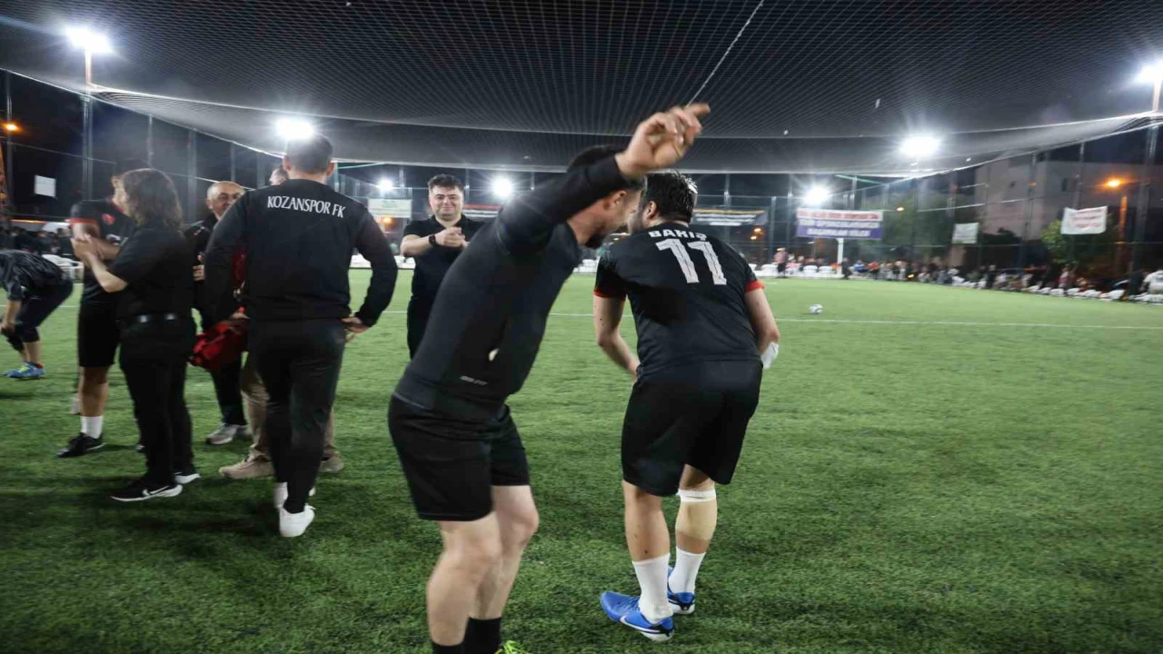 Takım şampiyon oldu, muhtar sahada göbek attı