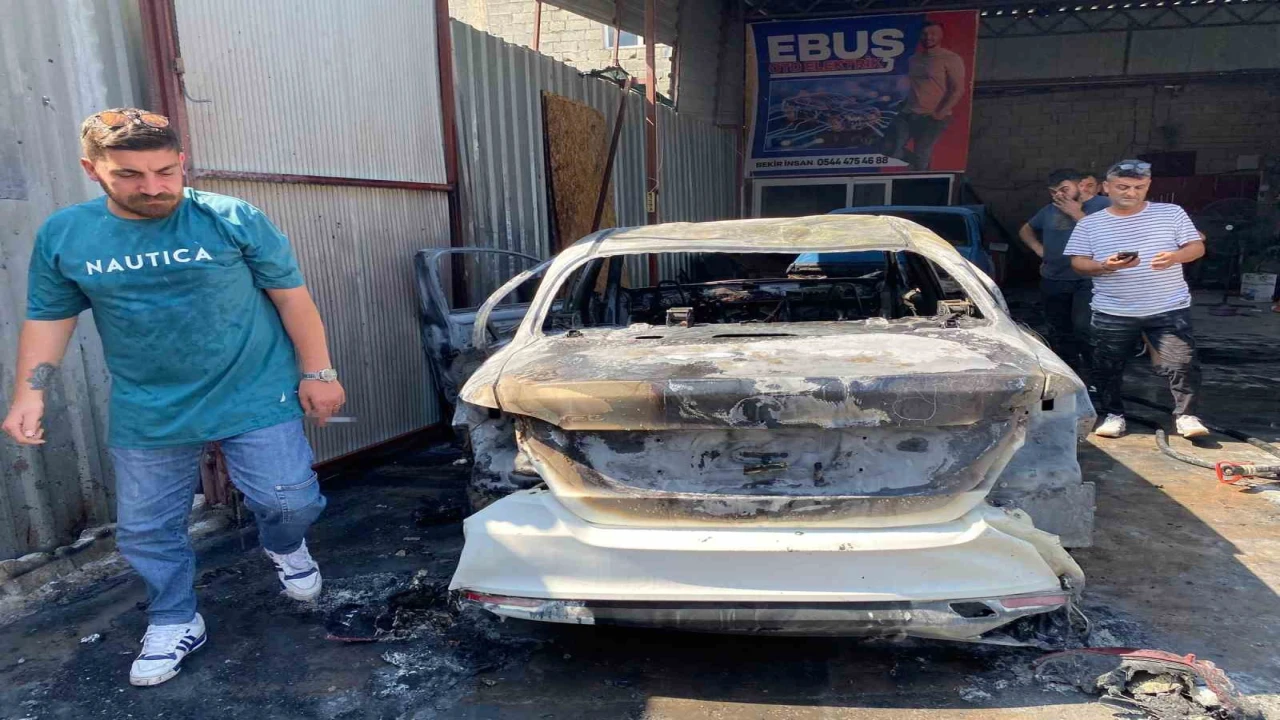 Tamir atölyesindeki otomobilde çıkan yangında iş yeri ve 2 araç zarar gördü