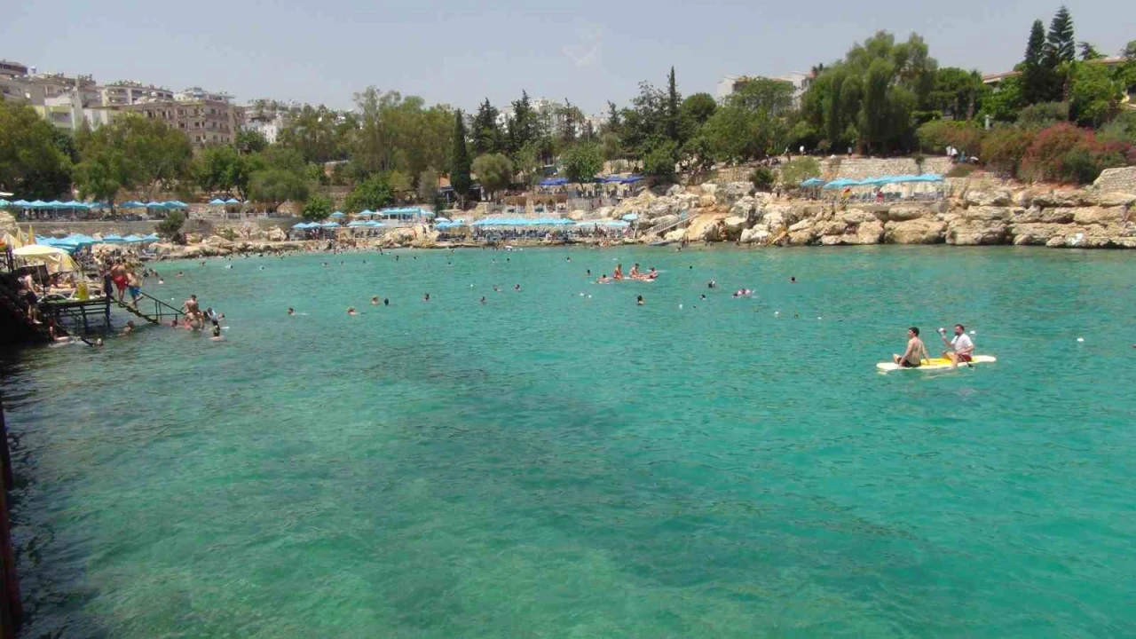 Tatlı ve tuzlu suyun birleştiği doğal havuz Yapraklı Koy