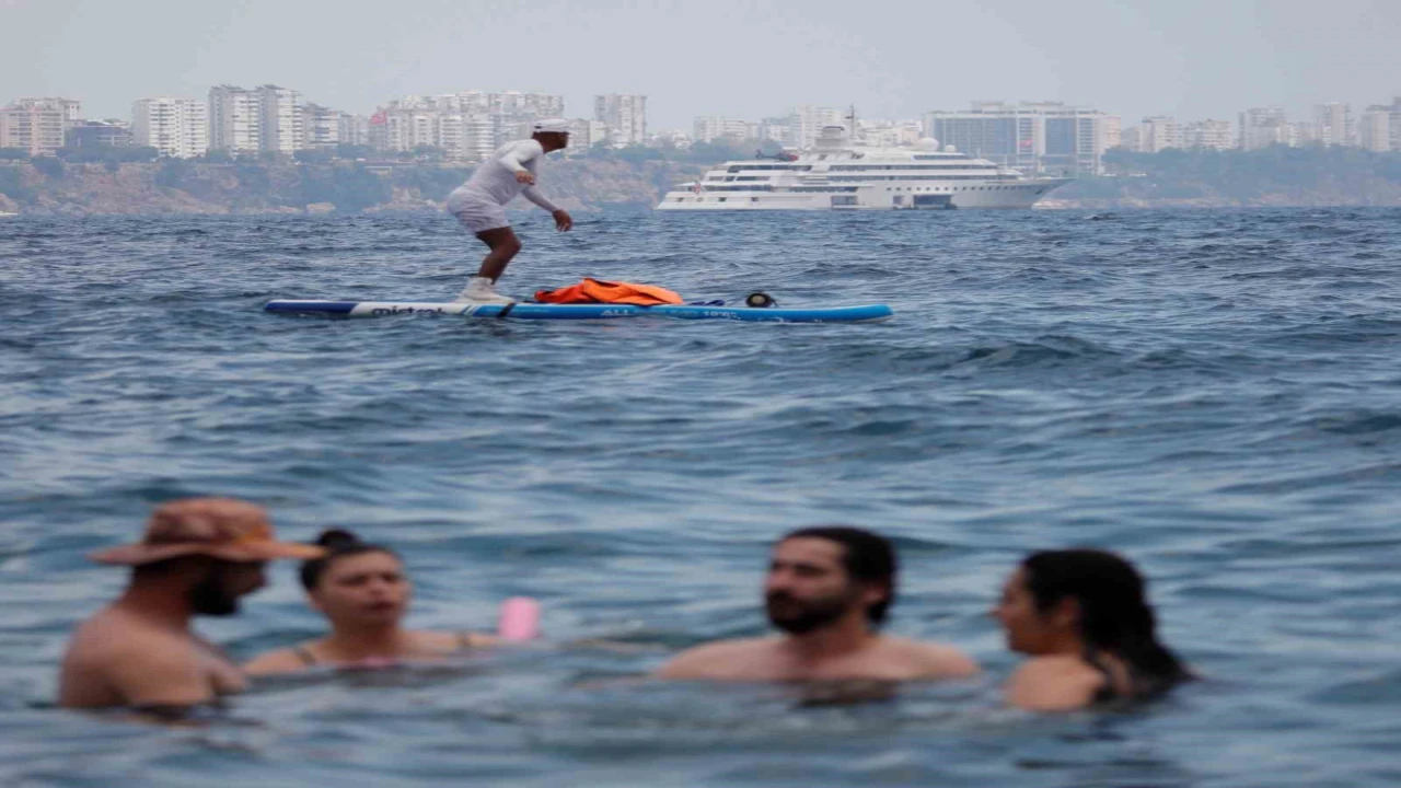 Termometreler 33 dereceyi gösterdi, Konyaaltı Sahili doldu taştı