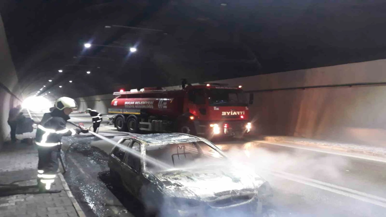 Tünel içinde alevlere teslim olan otomobil kullanılamaz hale geldi