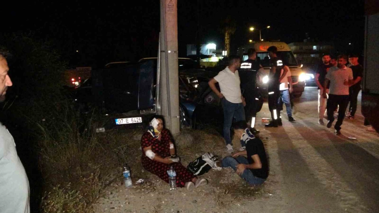 Tur aracıyla çarpışan Tofaştaki 3 kişi yaralandı