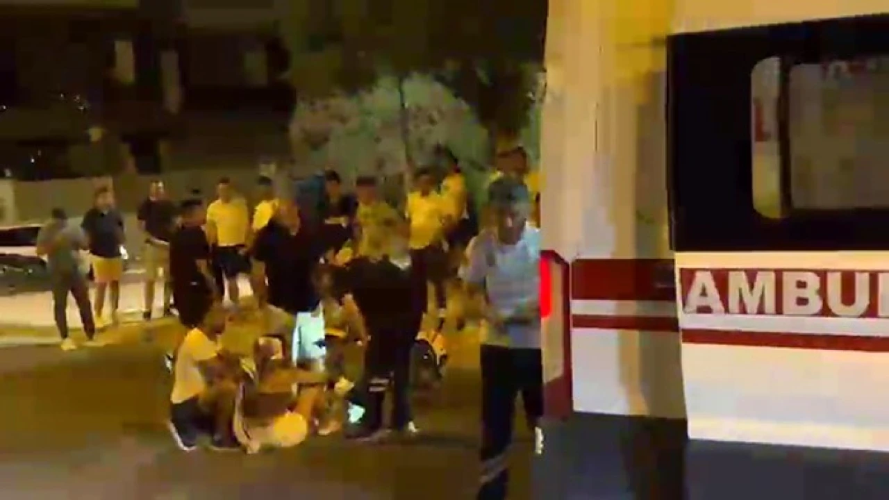 Turistleri taşıyan transfer aracı turistin kullandığı motosiklete çarptı