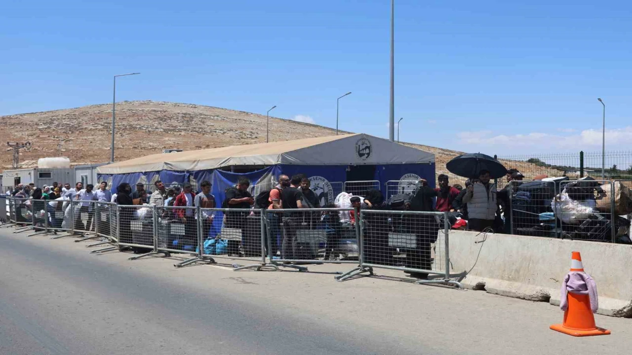 Ülkesine dönüş yapan Suriyeliler, Kurban Bayramı öncesi Cilvegözünda yoğunluk oluşturdu
