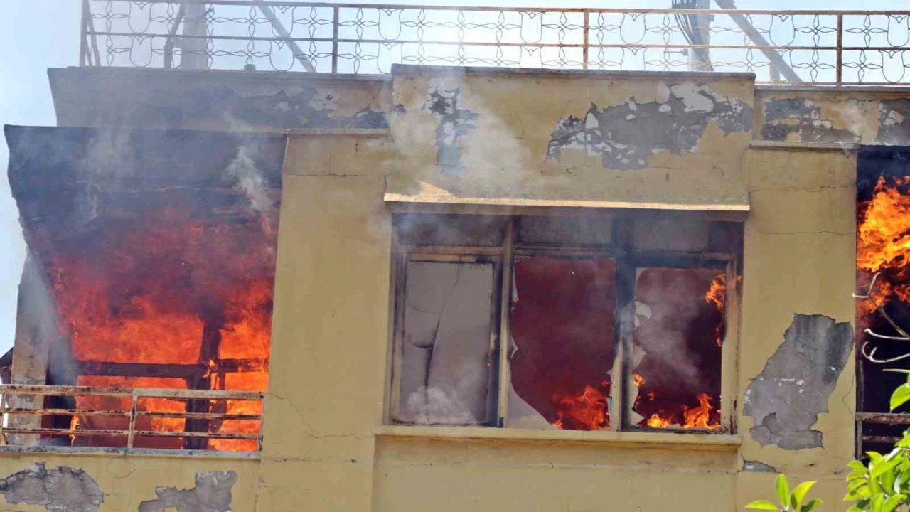 Ünlülerin program yaptığı eski televizyon kanalı binasında yangın