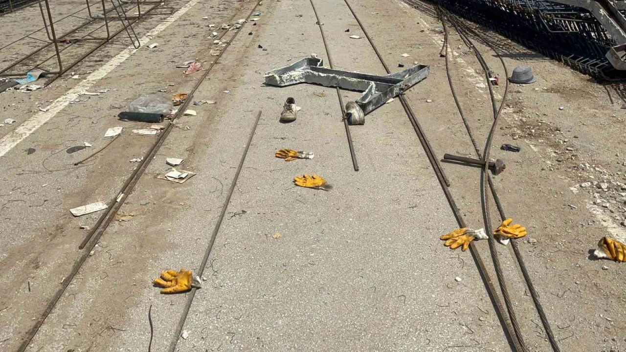 Üst geçit çalışmasında vincin kaldırdığı demir yüklü halat koptu: 3 işçi yaralandı