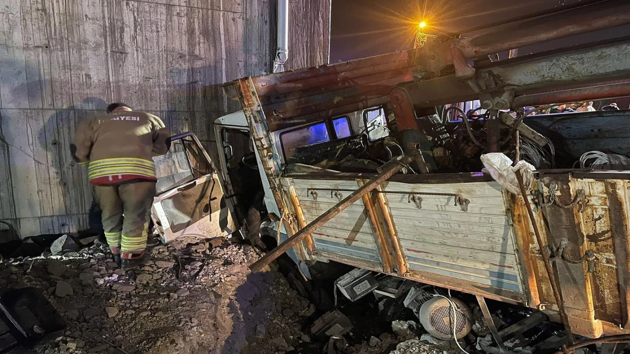 Üst geçit duvarına çarpan kamyondaki 2 kişi yaralandı