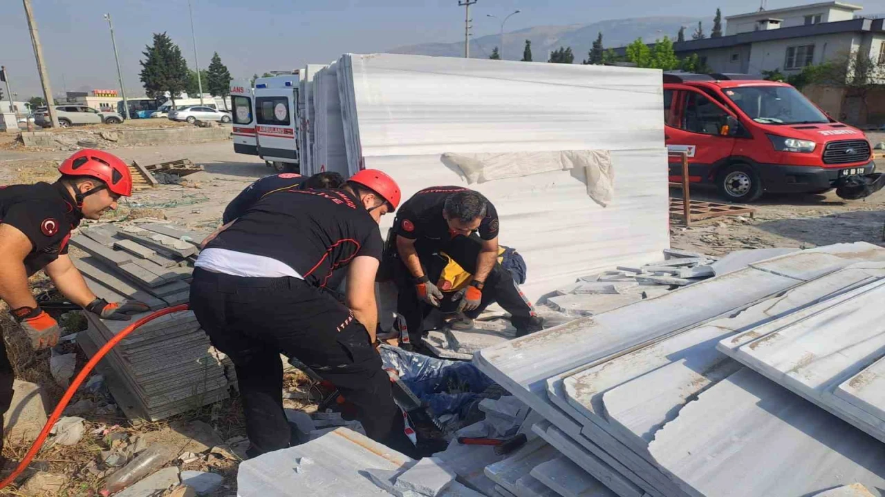 Üzerlerine mermer devrilen işçilerden biri hayatını kaybetti