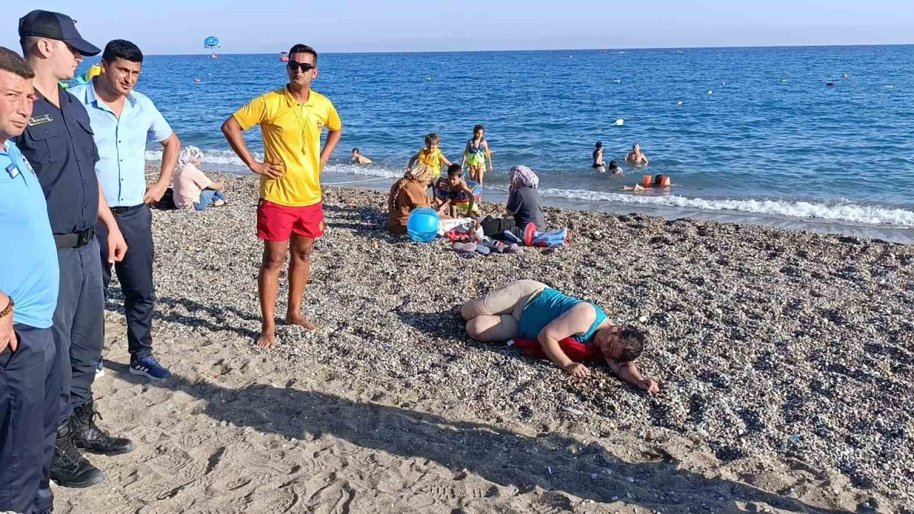 Vatandaşlar kurtardığı kadın boğulma tehlikesi atlattı