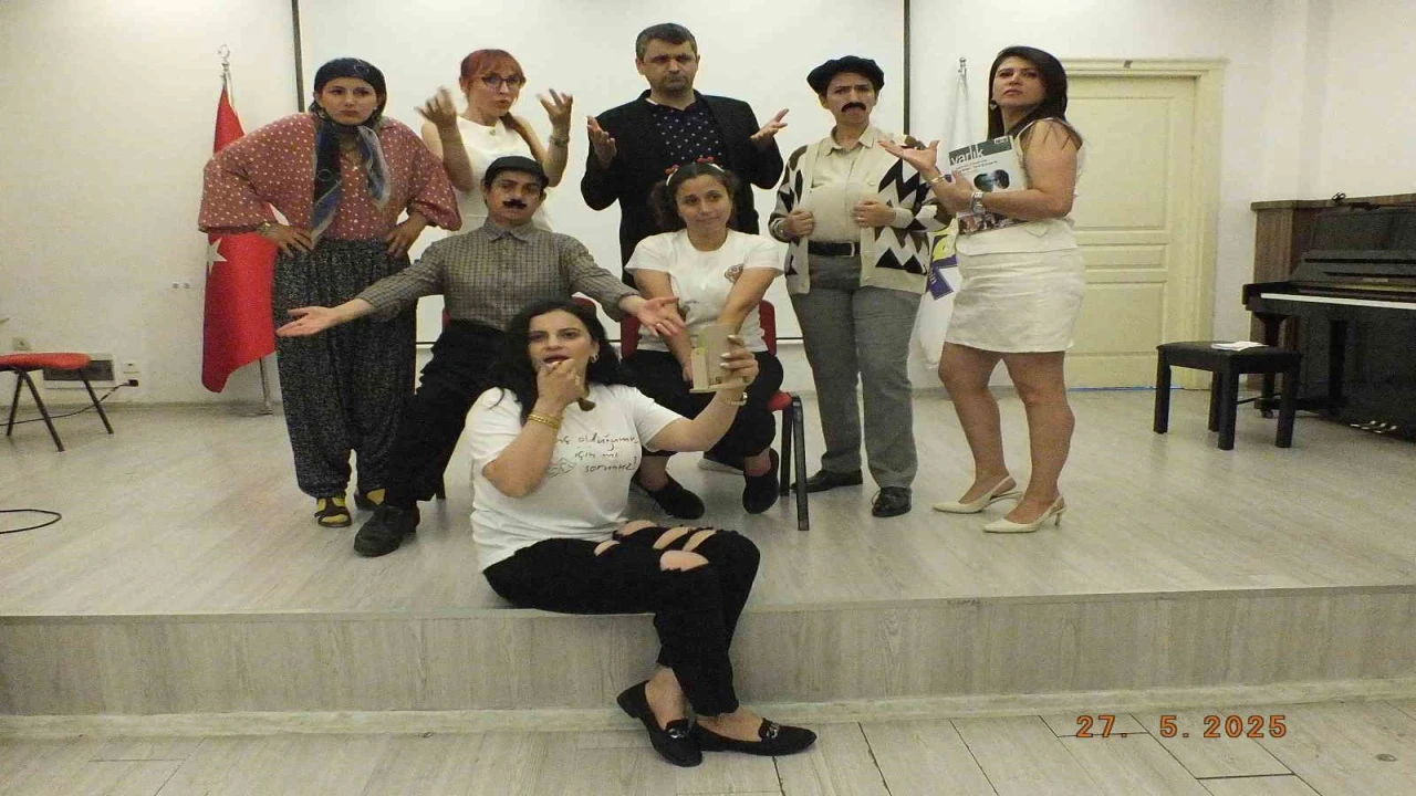 Velilerin kurduğu Çocuklar Derse Biz Sahneye topluluğu sahnelediği Ah Şu Gençler adlı oyunla büyük beğeni topladı