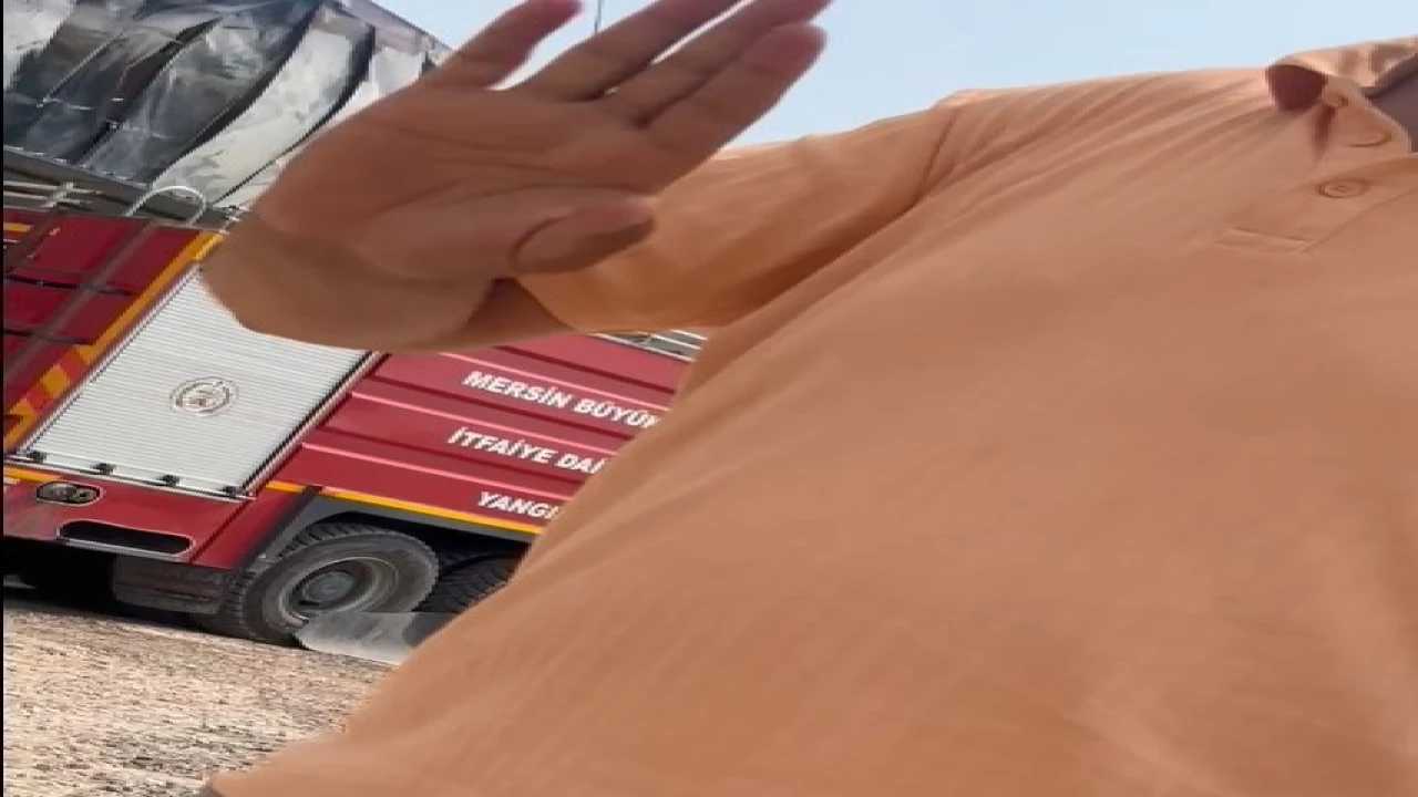 Yangında görev yapan gazetecilere, müdahele girişimi kameraya yansıdı