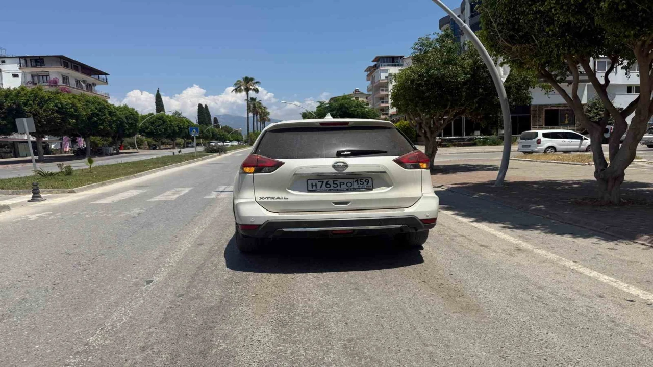 Yayaya yol veren araca çarpmamak için kaza yaptı