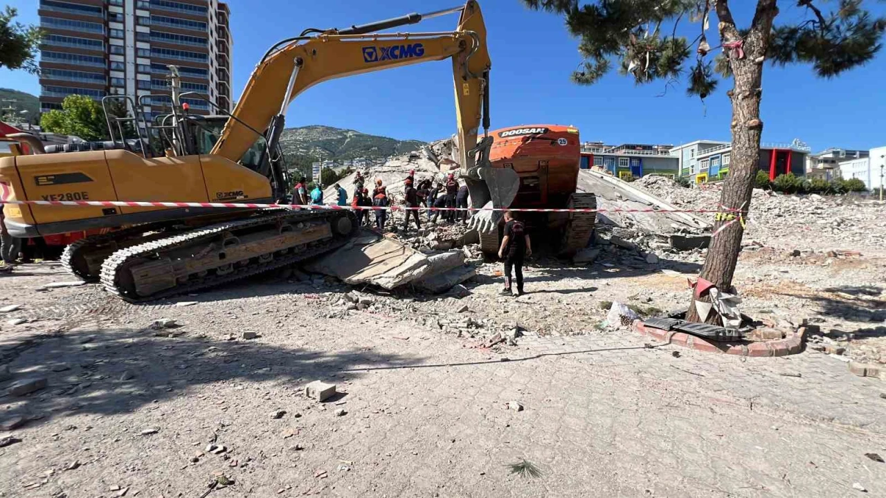 Yıkım çalışmasında facia: Operatörle birlikte iş makinesi enkaz altında kaldı