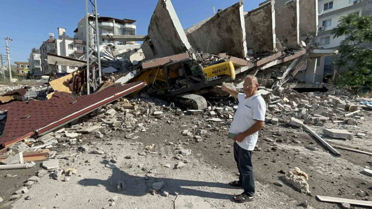 Yıkım esnasında 7 katlı bina iş makinesinin üzerine devrildi: O anlar kamerada