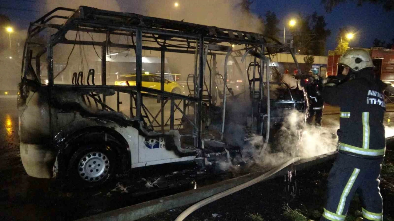 Yolcu minibüsü alev alev yandı, yangına müdahale etmeye çalışan sürücü yaralandı